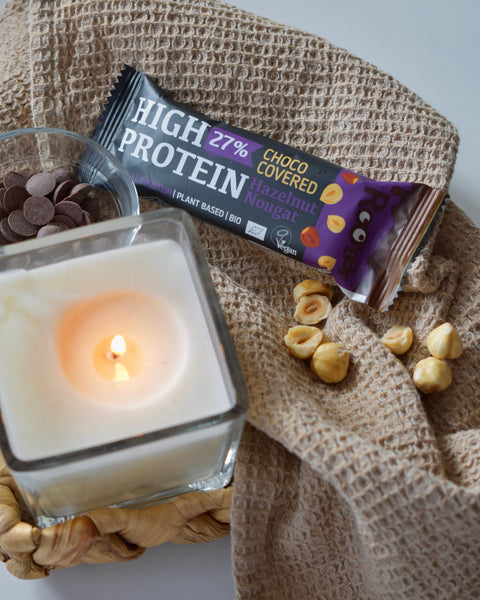 BIO vysokoproteinová čokoládová tyčinka s lískooříškovým nugátem