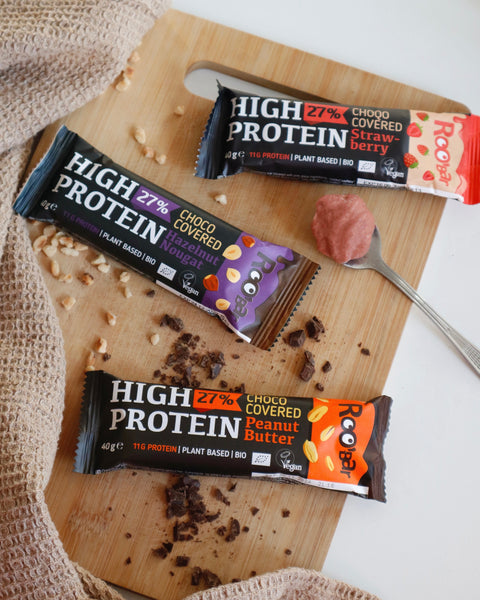 BIO vysokoproteinová čokoládová tyčinka s lískooříškovým nugátem